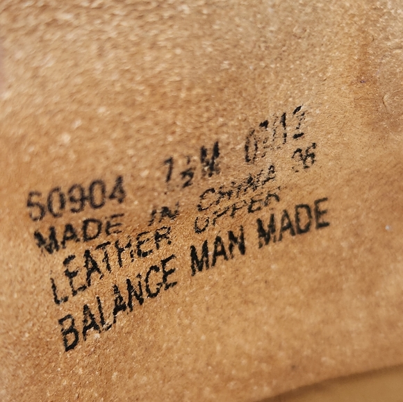 Ladies Vlark's Shoes - Size 7.5 - Picture 2 of 3